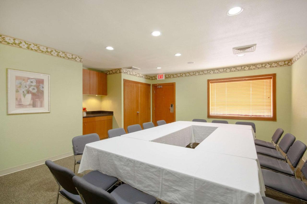 בסילבר ספרינג Econo Lodge Inn & Suites I-35 At Shawnee Mission מראה חיצוני תמונה