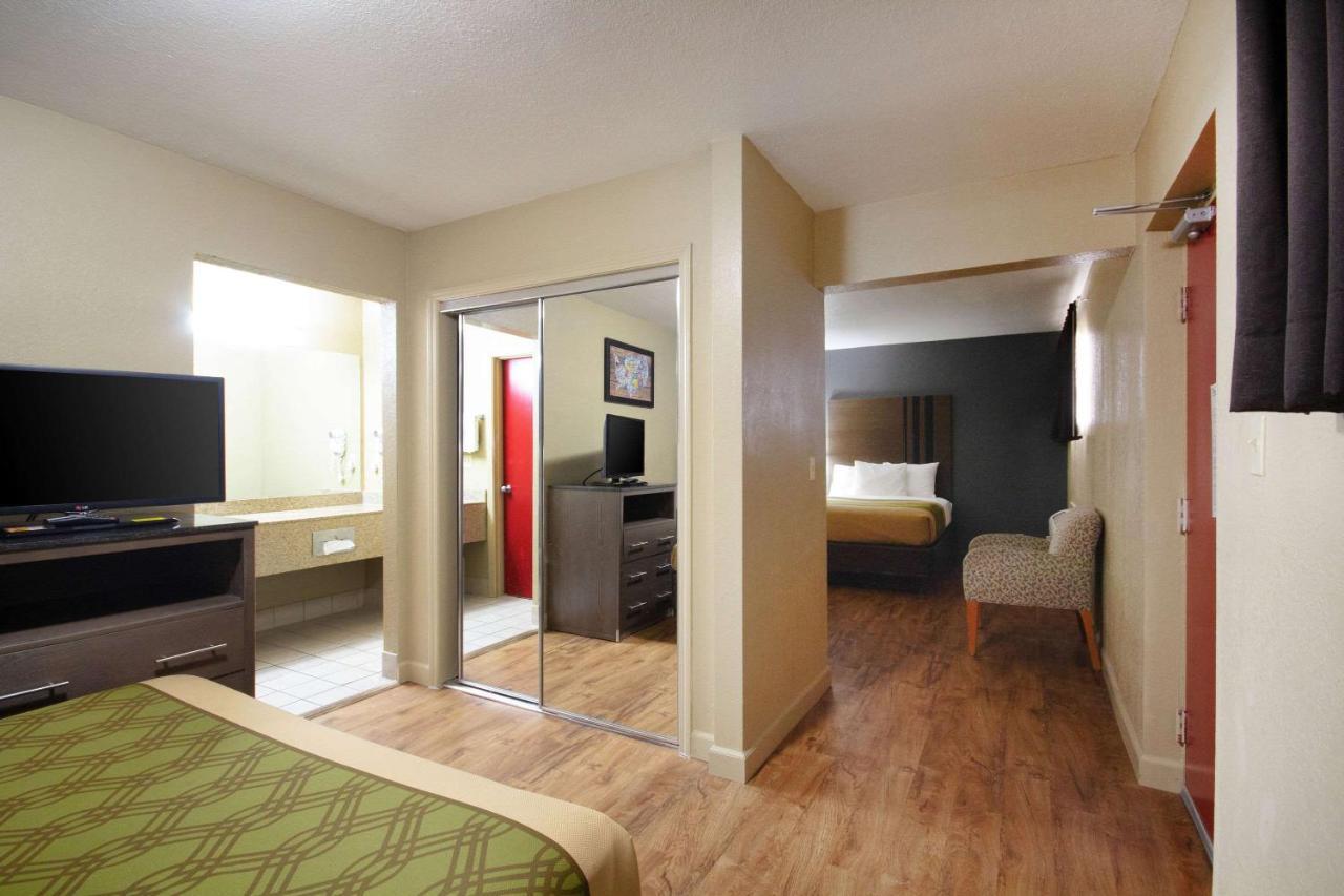 בסילבר ספרינג Econo Lodge Inn & Suites I-35 At Shawnee Mission מראה חיצוני תמונה